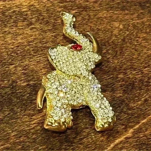 Elephant Brooch with Beautiful Gemstones in a Gold Tone - Picture 9 of 9